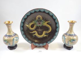 A Japanese cloisonne enamel plate decorated dragon and a pair of baluster vases, 18.5cm tall