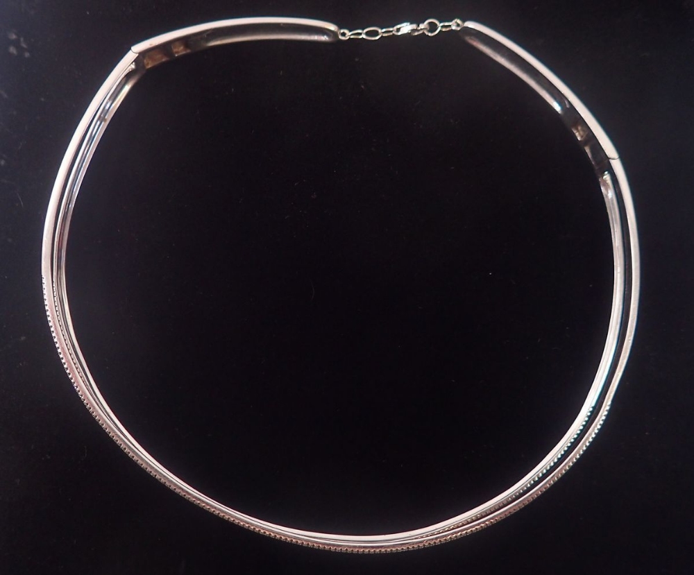 A 14k white gold choker necklace with two asymmetrical narrow bands set round brilliant cut diamonds - Image 4 of 7