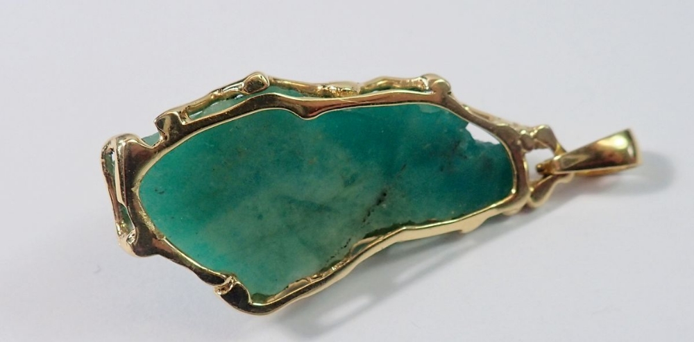 A gold mounted uncut Columbian emerald 56.5k, 8.9g of gold, 6cm total length - Image 2 of 4