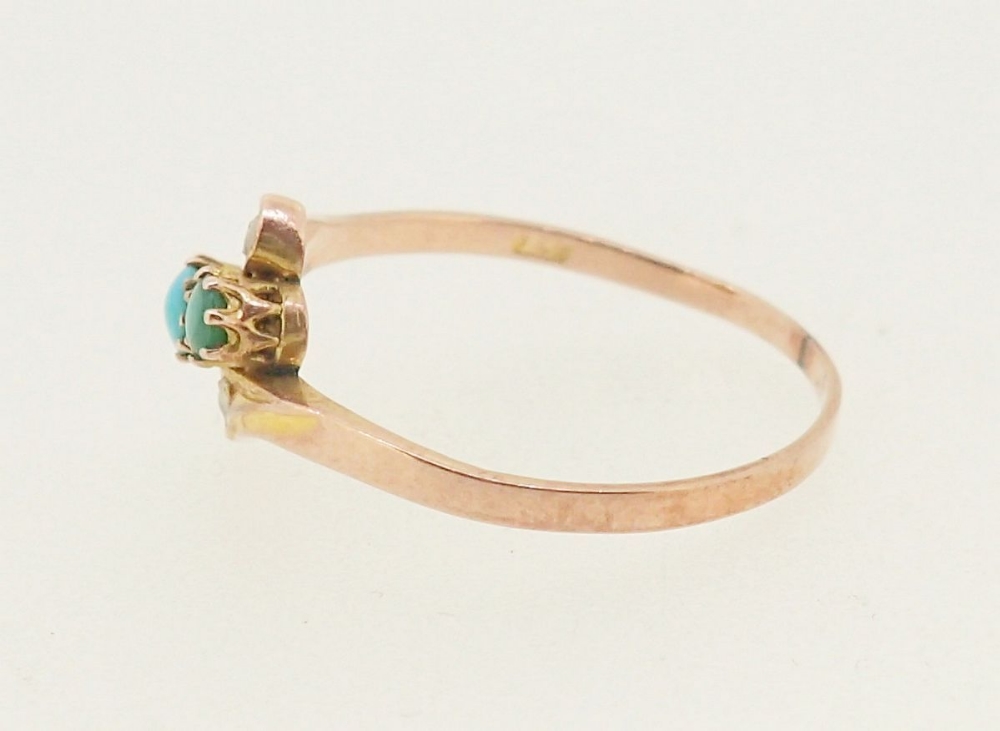 A 9 carat gold ring crossover set three turquoise and seed pearls, 1.2g, size N - Image 3 of 4