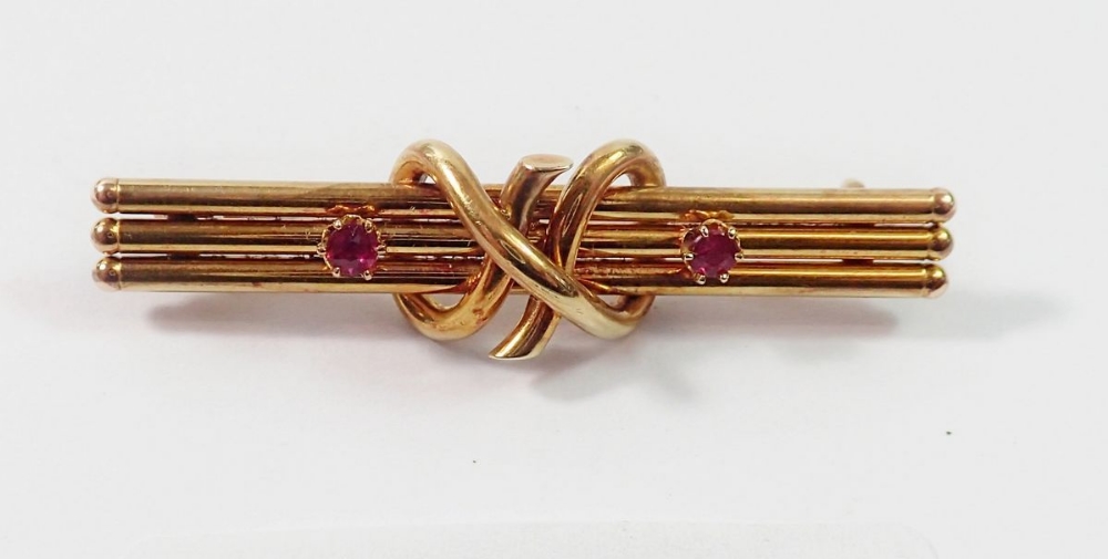 A 15 carat gold bar brooch set rubies, 3.2g, 4.2cm wide