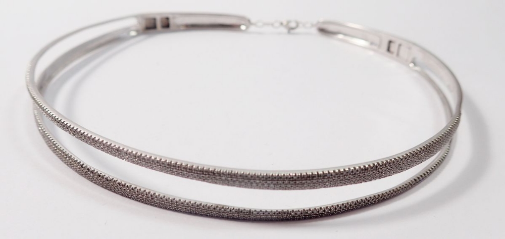 A 14k white gold choker necklace with two asymmetrical narrow bands set round brilliant cut diamonds - Image 5 of 7