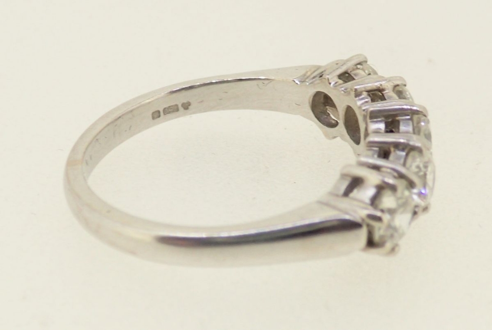 An 18 carat white gold five stone diamond ring approx 1.3 cts (colour H/I , clarity VS), Size L - Image 5 of 5