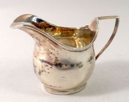 A Victorian silver cream jug, Edward Hutton, London 1881, 102g