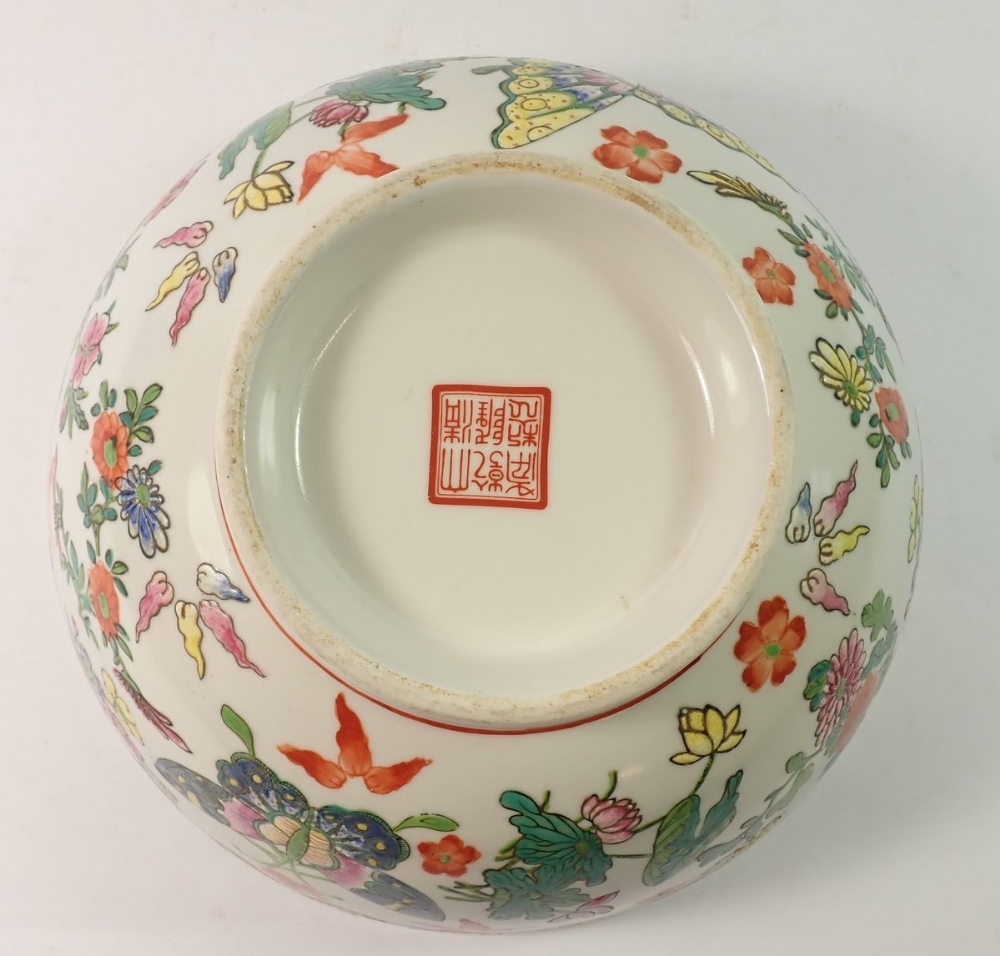 A 20th century Chinese Canton bowl painted butterflies and flowers, 26cm diameter - Bild 2 aus 2