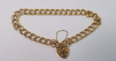 A 9 carat gold double curb link bracelet, 3.9g