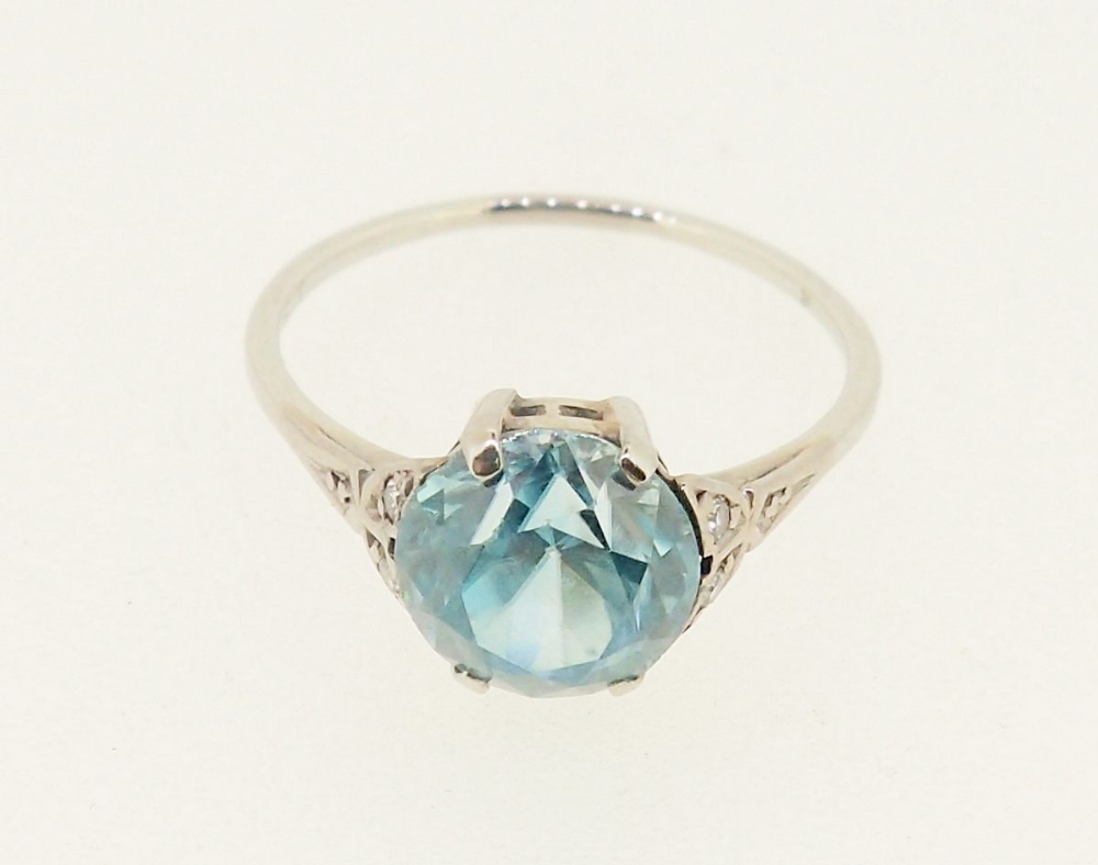An 18 carat white gold ring set blue zircon on diamond chip shoulders, size P-Q, 2.6g - Image 2 of 5