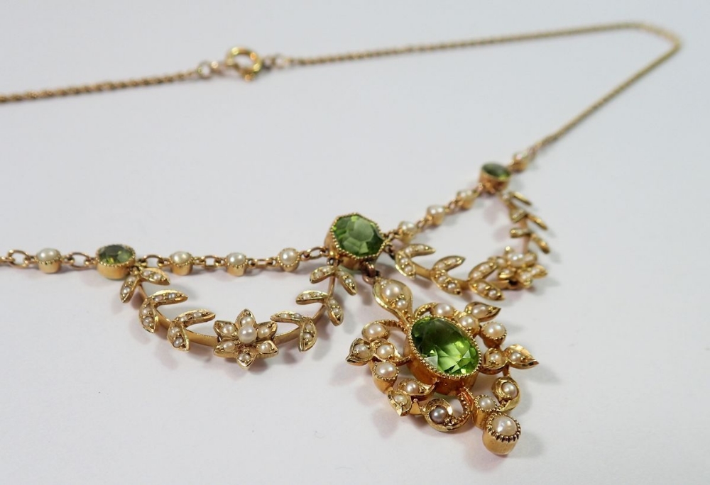 An Edwardian 15ct gold necklace set peridots with seed pearl set flower and leaf surrounds, 11. - Image 3 of 3