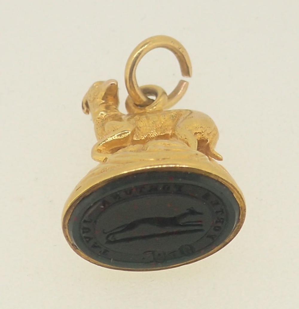 A small yellow metal seal in the form of a greyhound, the bloodstone engraved greyhound, 2.8g - unm - Image 2 of 2