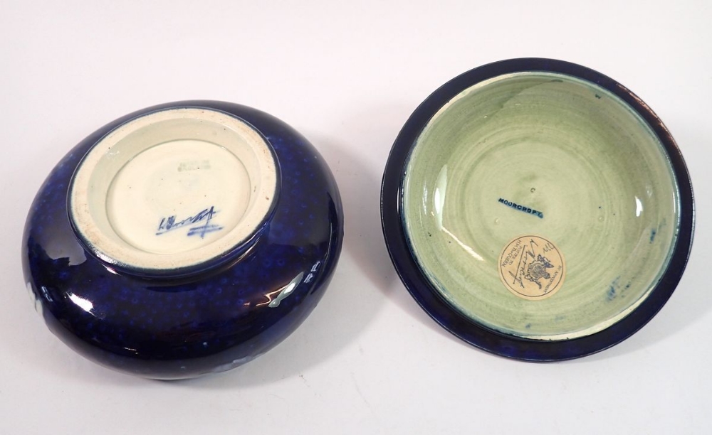 A Moorcroft Iris powder bowl with paper label, 14.5cm diameter - Bild 3 aus 3