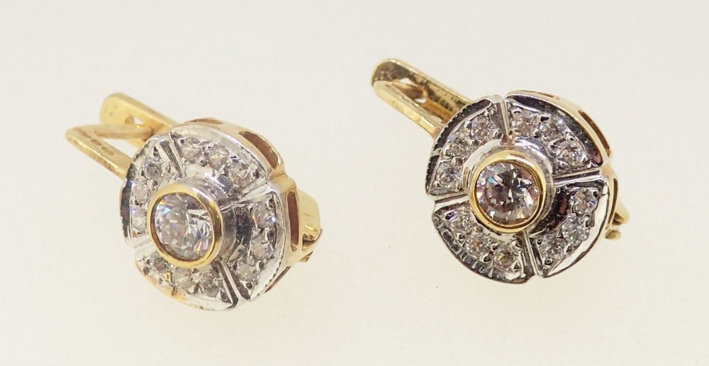 A pair of 18 carat gold cluster earrings set white stones, 10mm diameter, 5.7g - Image 2 of 3