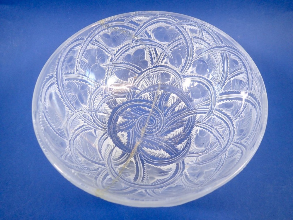 A Lalique 'Pinson' glass bowl moulded birds, cracked and repaired, 23.5cm diameter - Image 2 of 2