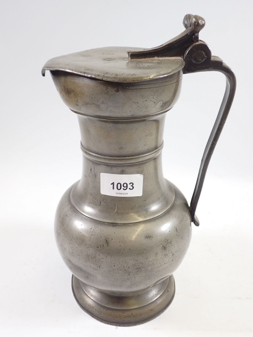 A large 18th century pewter flagon dated 1758 with touchmarks, 30cm tall - Image 2 of 5