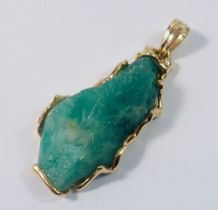 A gold mounted uncut Columbian emerald 56.5k, 8.9g of gold, 6cm total length