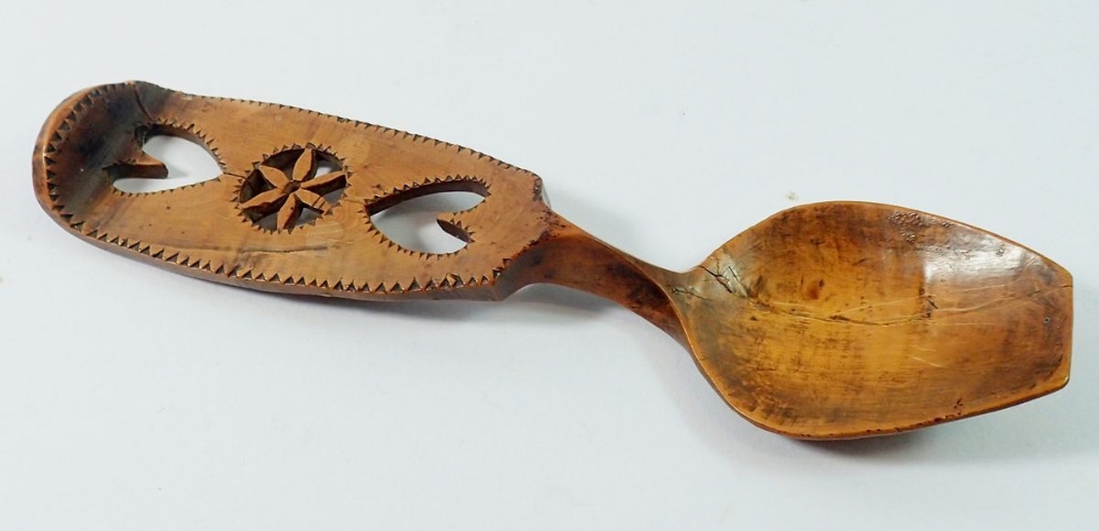 A late 18th century/early 19th century Welsh love spoon carved hearts and flowers, 18.5cm