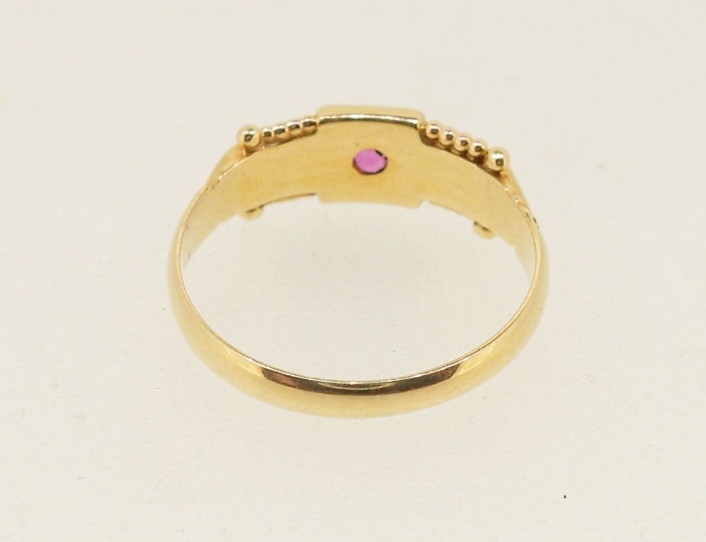 An Edwardian 18 carat gold ring set ruby flanked by four seed pearls, 2.5g, size M - boxed - Bild 4 aus 5