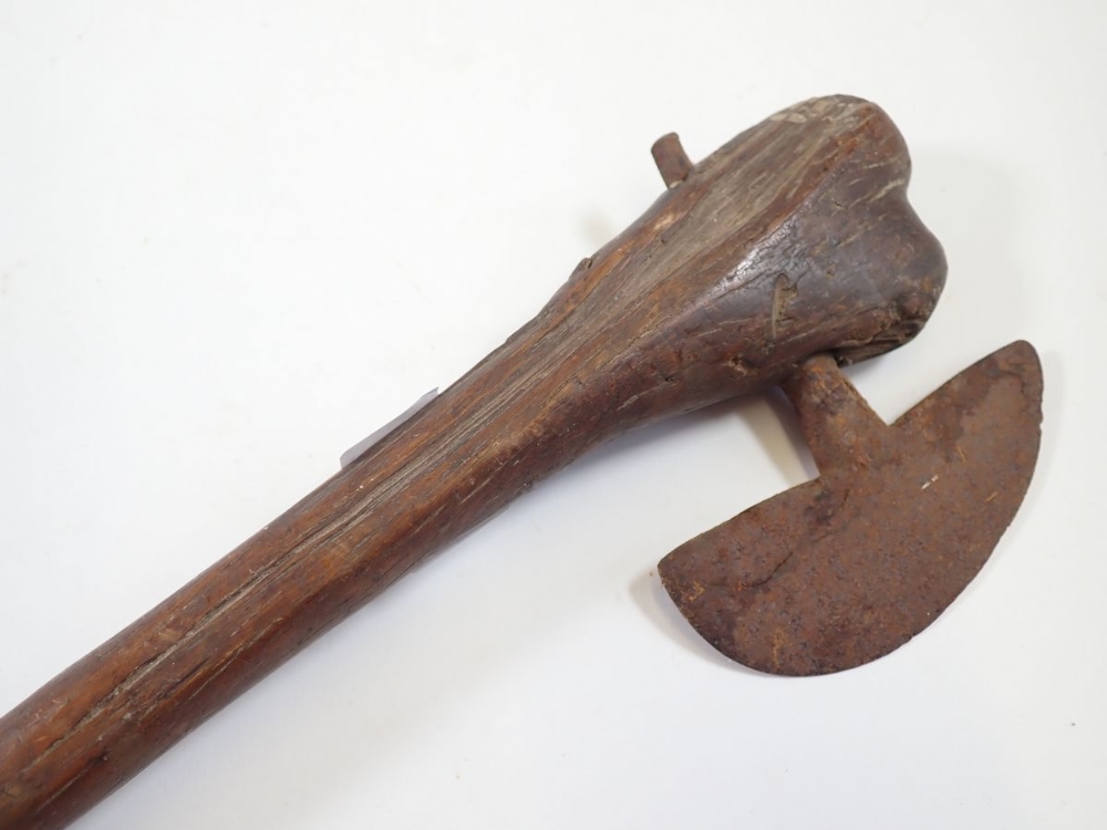 An antique tribal fighting axe with wooden handle and metal head, 67cm - Image 3 of 4