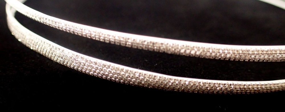 A 14k white gold choker necklace with two asymmetrical narrow bands set round brilliant cut diamonds - Image 2 of 7