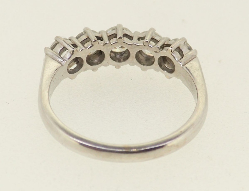 An 18 carat white gold five stone diamond ring approx 1.3 cts (colour H/I , clarity VS), Size L - Image 4 of 5