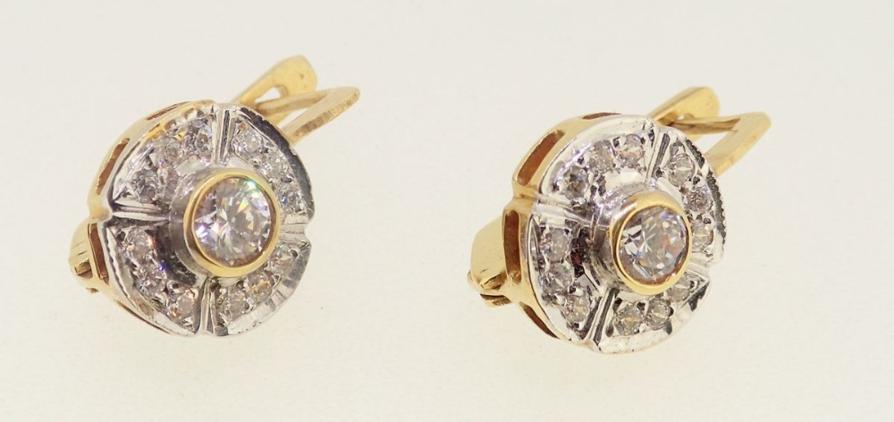 A pair of 18 carat gold cluster earrings set white stones, 10mm diameter, 5.7g