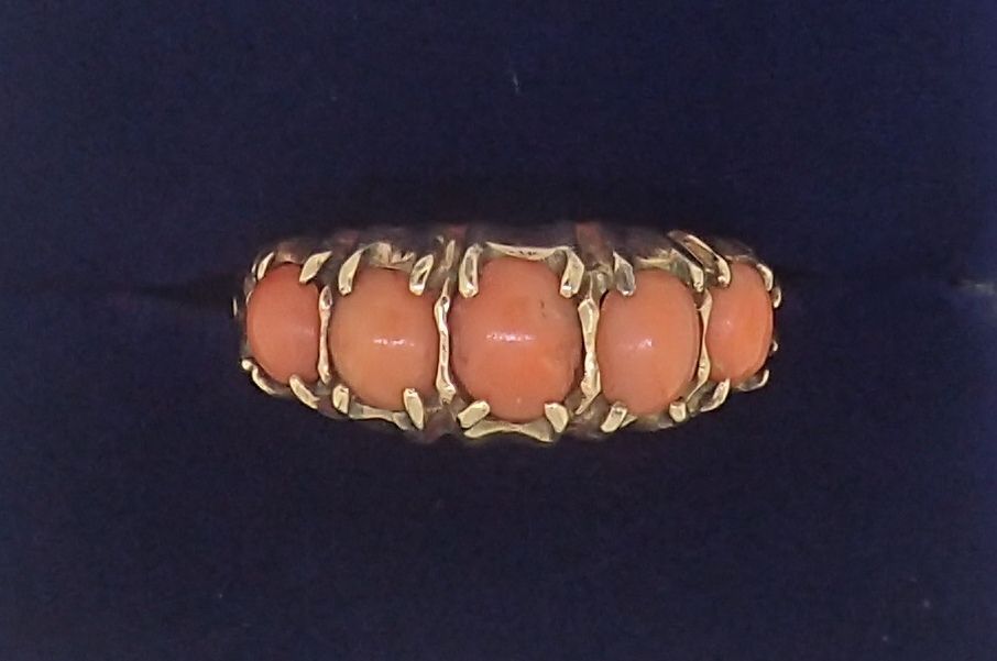 A Victorian 9 carat gold graduated coral set ring, size N, 1.8g