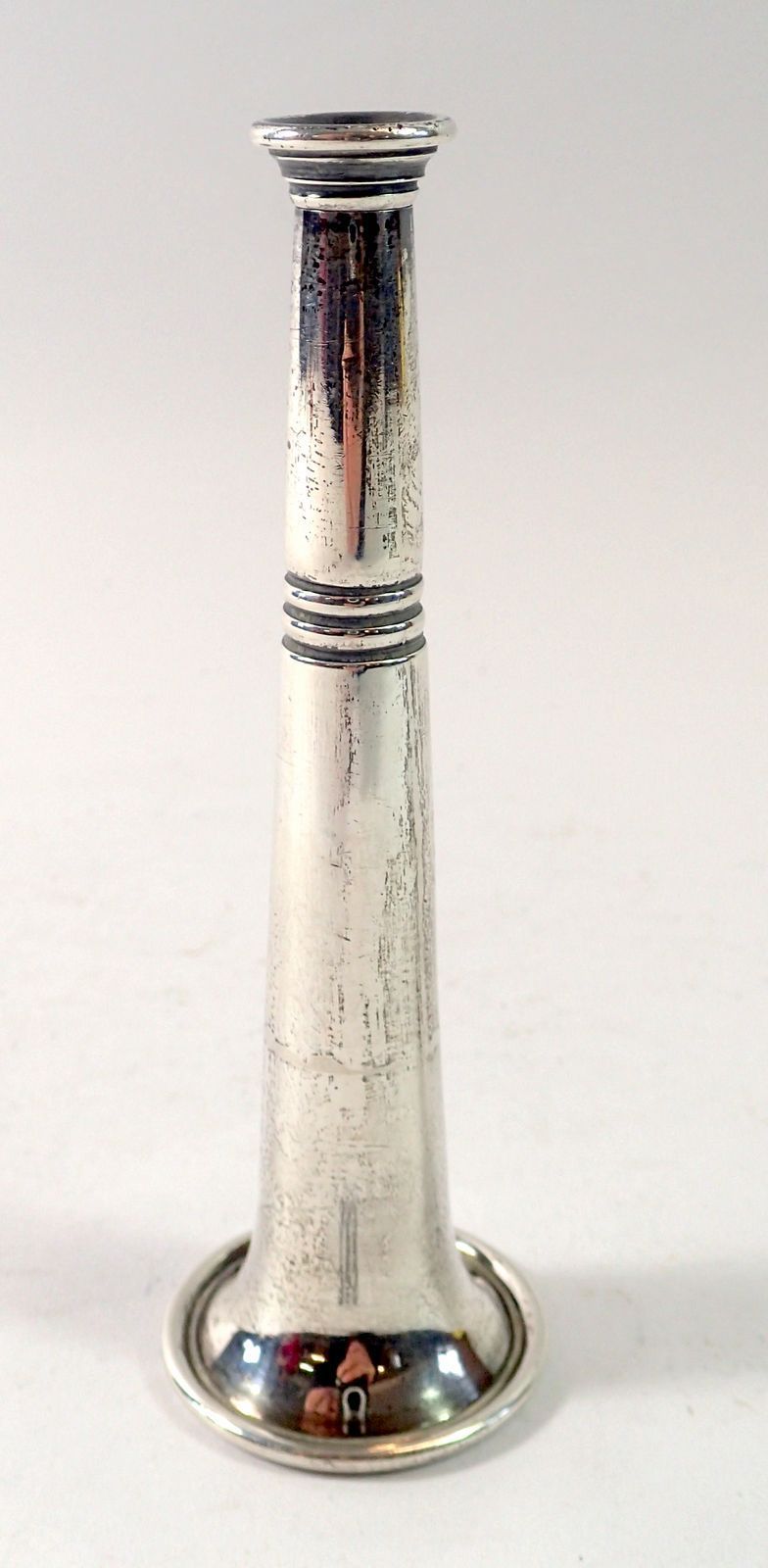 An Edwardian silver table lighter in the form of a hunting horn, 12cm tall, Birmingham 1906 by