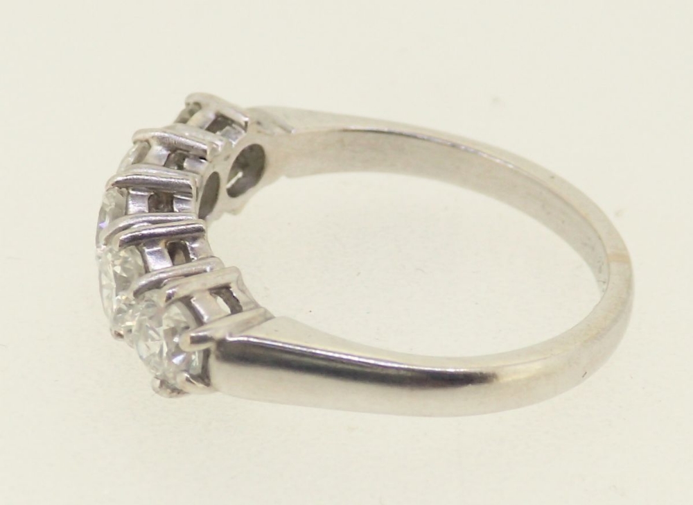 An 18 carat white gold five stone diamond ring approx 1.3 cts (colour H/I , clarity VS), Size L - Image 3 of 5