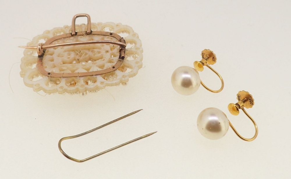 An antique pearl and yellow metal brooch or pendant and a pair of 9 carat gold pearl earrings - Image 2 of 2