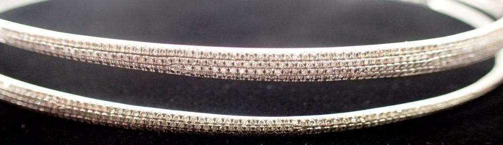 A 14k white gold choker necklace with two asymmetrical narrow bands set round brilliant cut diamonds - Image 3 of 7