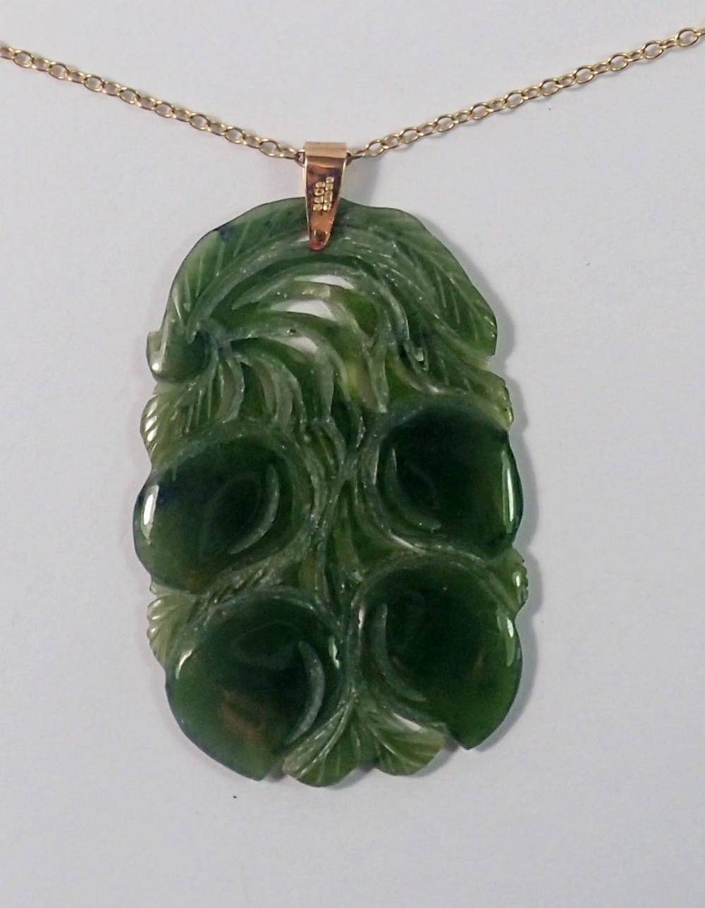 A Chinese 9 carat gold mounted jade pendant carved fruit, 4.5 x 3cm on 9 carat gold chain - Image 2 of 2