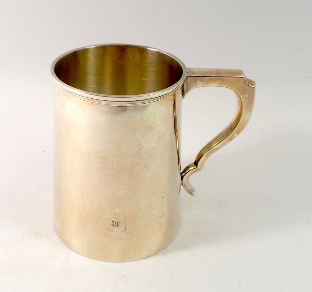 A silver pint tankard (not engraved), London 1924 260g, 12cm tall