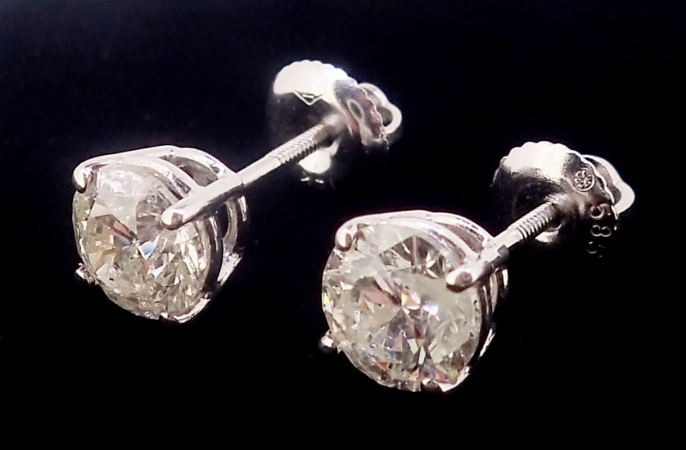 A pair of 14 carat white gold diamond stud earrings, approx. one carat each, for pierced ears with - Image 3 of 4