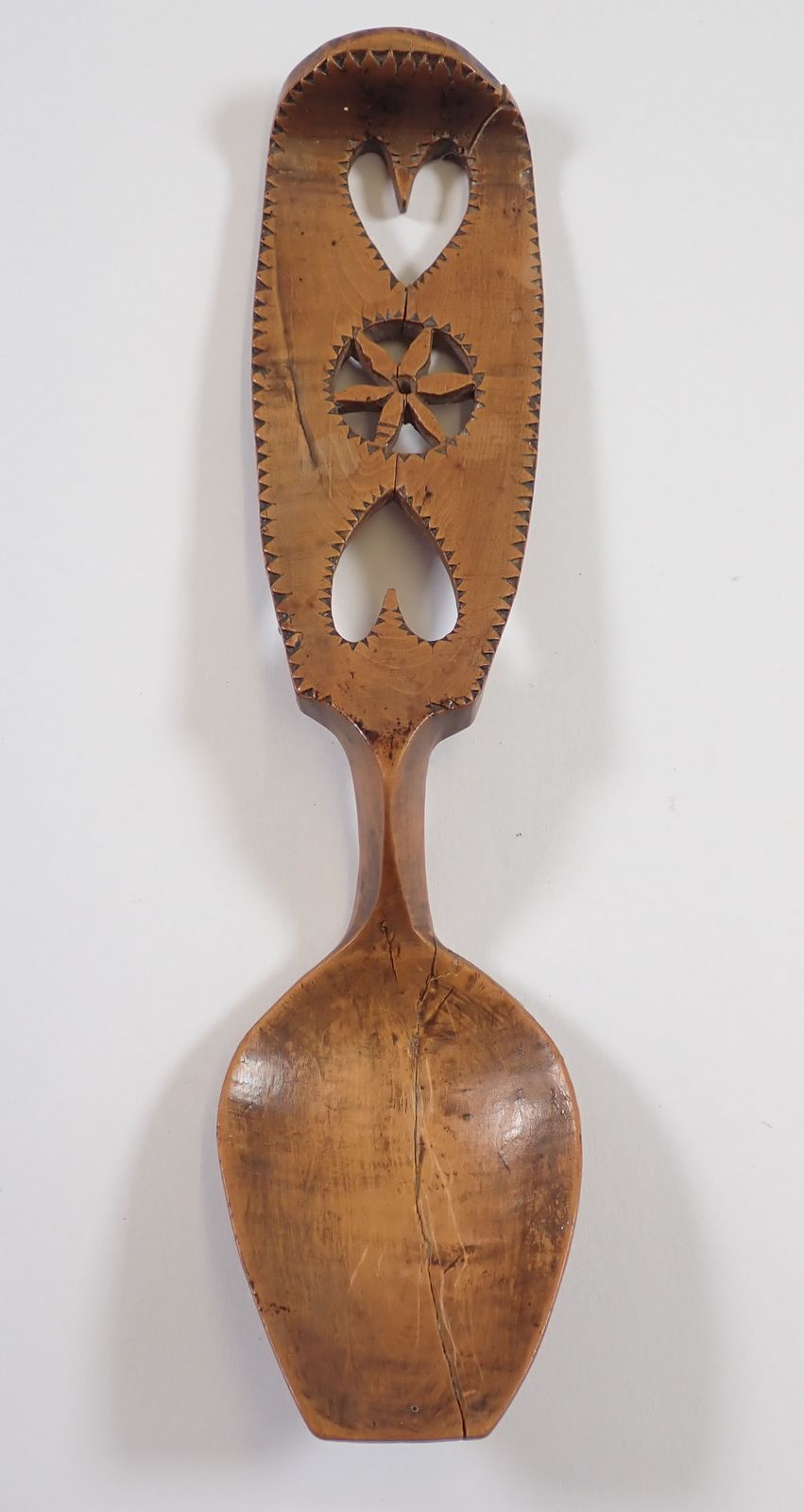 A late 18th century/early 19th century Welsh love spoon carved hearts and flowers, 18.5cm - Image 2 of 6