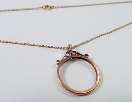 A 9 carat gold sovereign mount and chain, 2.5g