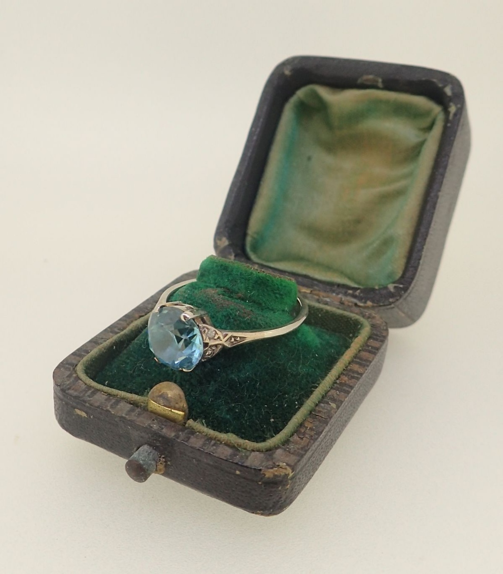 An 18 carat white gold ring set blue zircon on diamond chip shoulders, size P-Q, 2.6g - Image 5 of 5