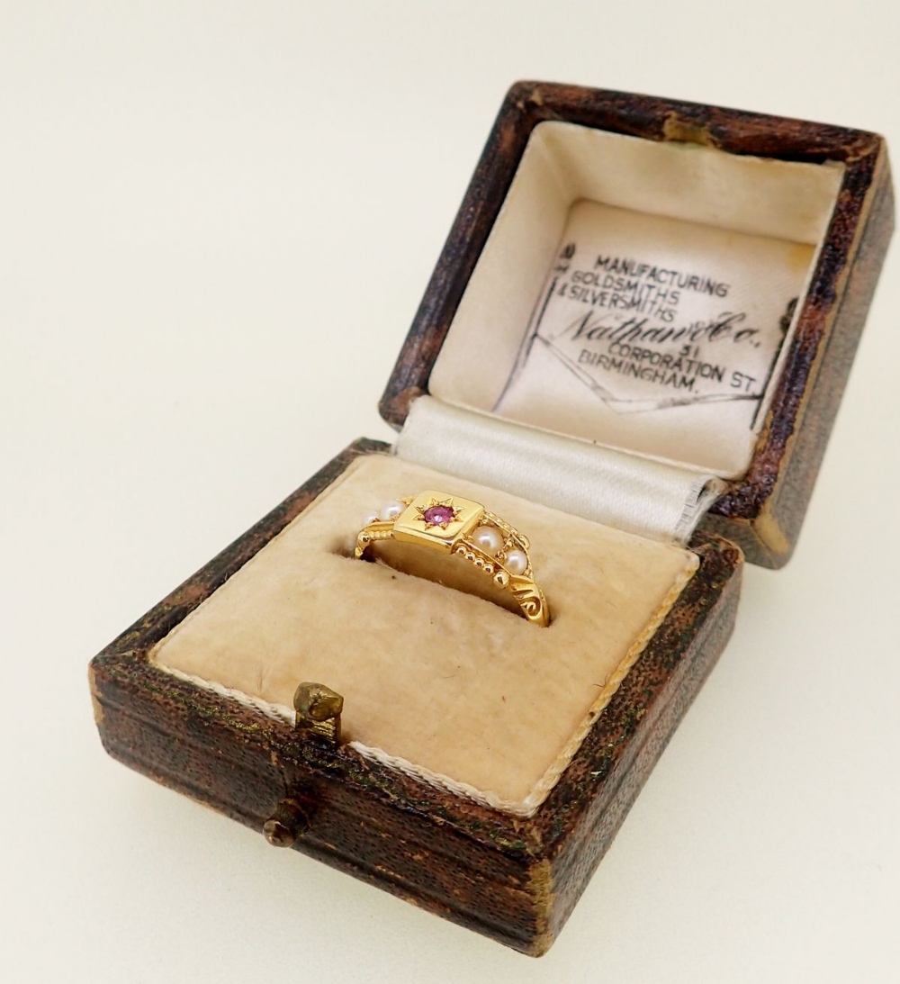 An Edwardian 18 carat gold ring set ruby flanked by four seed pearls, 2.5g, size M - boxed - Image 5 of 5