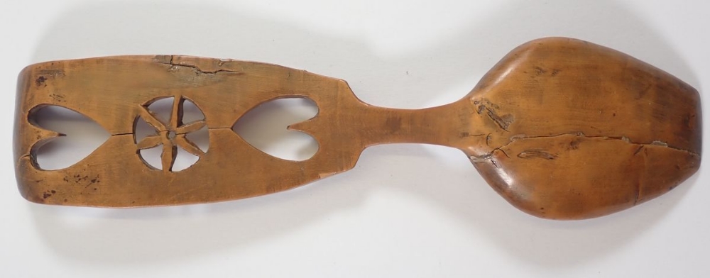 A late 18th century/early 19th century Welsh love spoon carved hearts and flowers, 18.5cm - Image 5 of 6