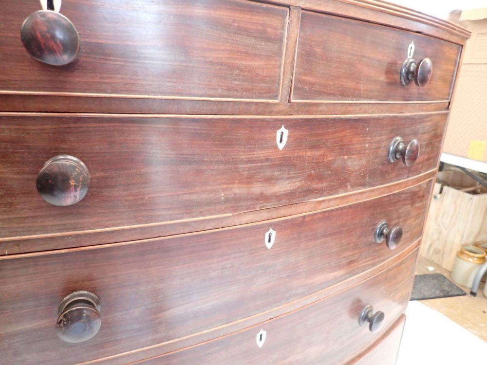 An early 19th century bow fronted mahogany chest of two short and four long drawers with bone - Image 4 of 4
