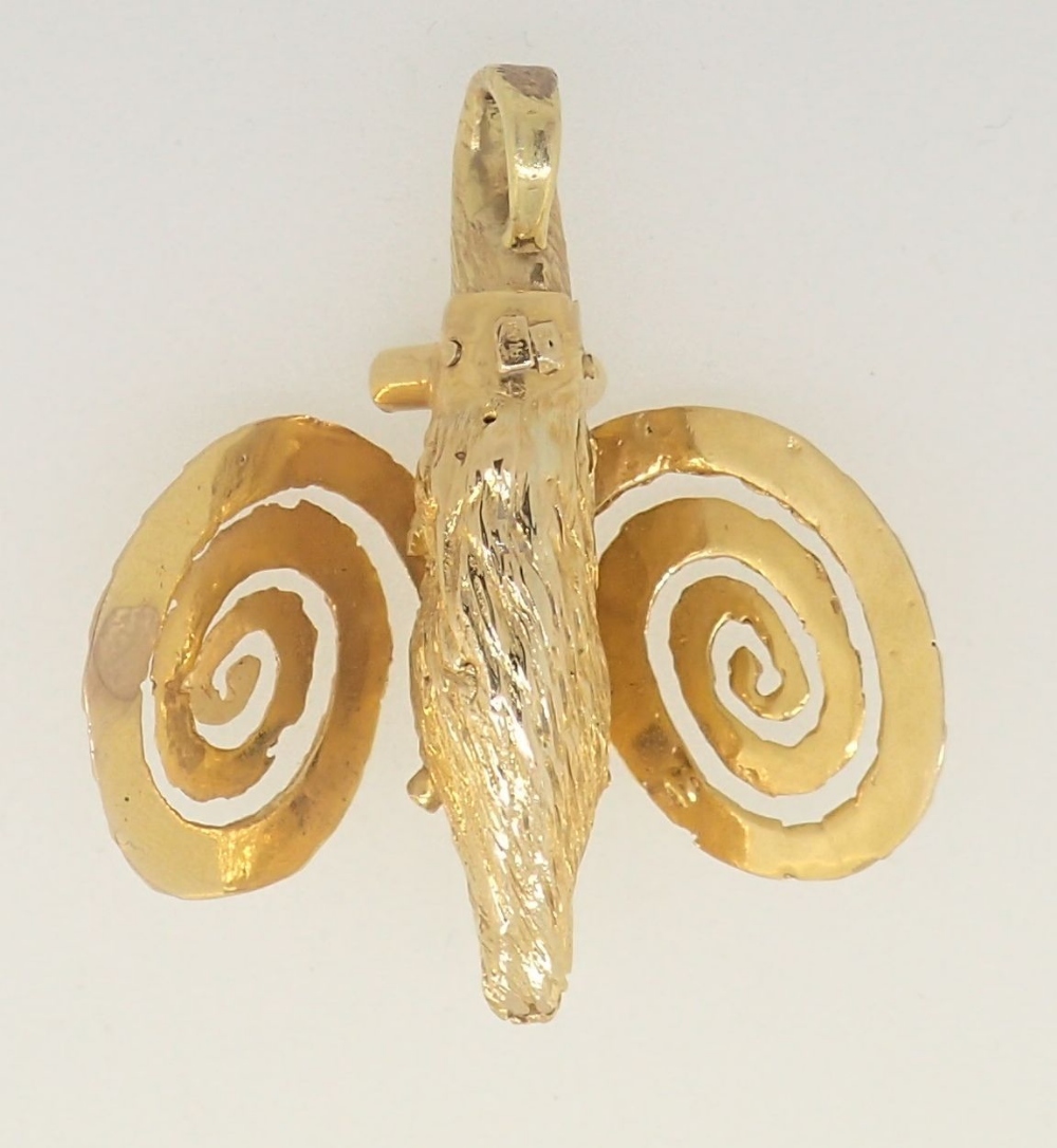 A 1970's rams head pendant in 18 carat gold, 4.5cm long - Image 4 of 4