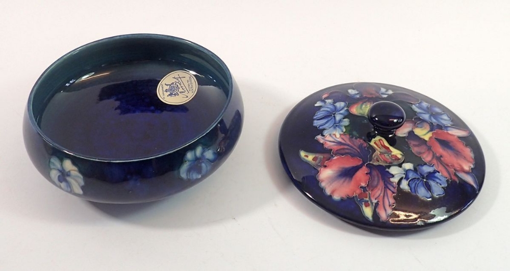 A Moorcroft Iris powder bowl with paper label, 14.5cm diameter - Bild 2 aus 3