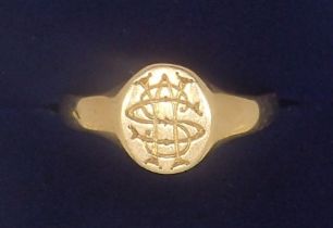 An 18 carat gold signet ring engraved WSS monogram, 3g, size R