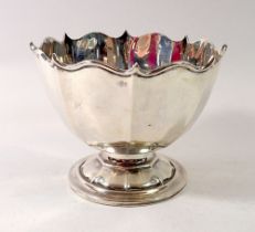 A Mappin & Webb silver scalloped edge and fluted pedestal bowl, London 1903, 122g, 12cm diameter