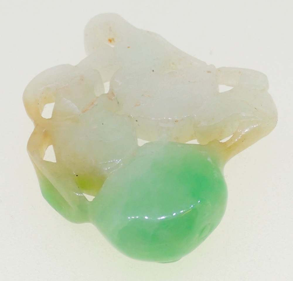 A Chinese carved jade pendant with gourd, 3.7 x 3cm - Image 2 of 2