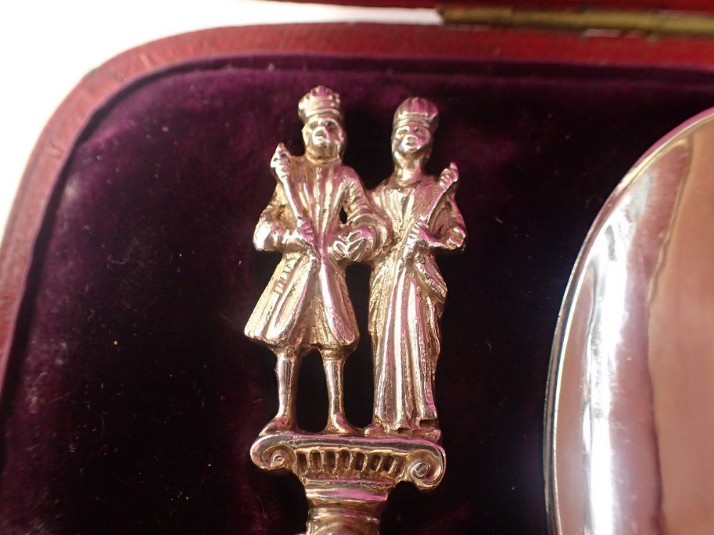 A Victorian set of six silver Dutch style serving spoons with king and queen terminals, cased, - Image 3 of 4