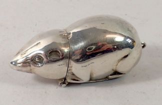 A novelty mouse form silver vesta case, 20g, 6cm long
