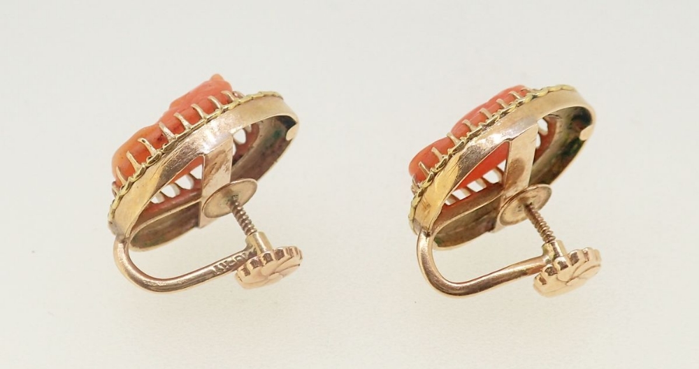 A pair of coral cameo screw back earrings in 10 carat gold mounts - Image 2 of 2