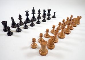 A boxwood and ebony weighted chess set, King 6.5cm tall