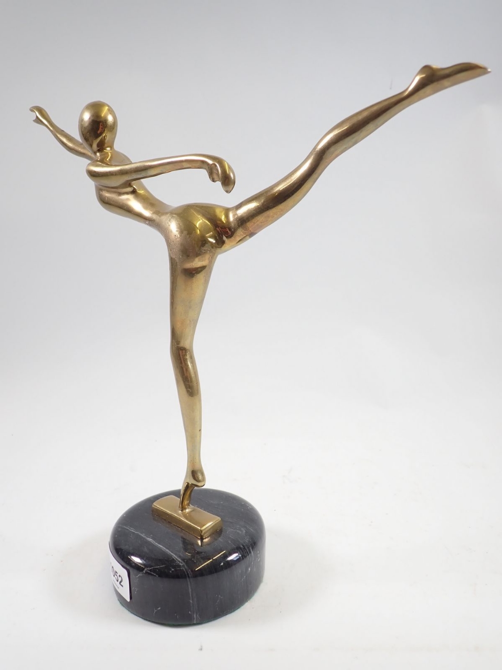 A brass Art Deco stylised figure of a nude dancer on marble base, 32cm tall - Image 2 of 2