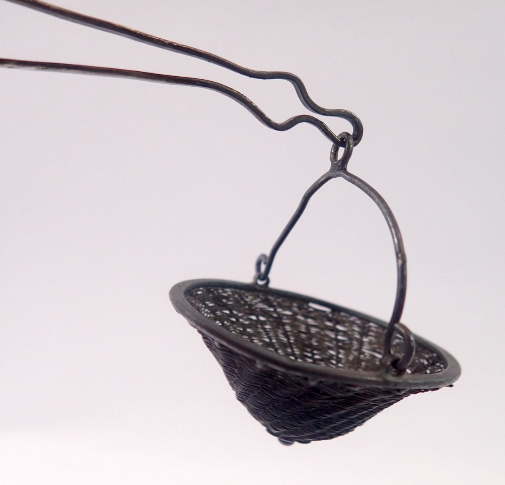 A Chinese white metal filigree coolie hat form tea strainer - Image 2 of 2