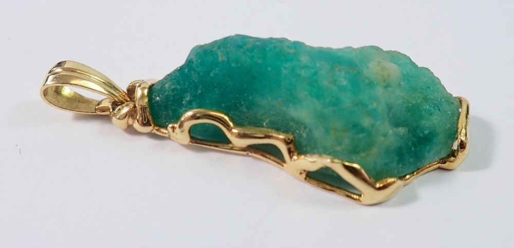 A gold mounted uncut Columbian emerald 56.5k, 8.9g of gold, 6cm total length - Image 4 of 4